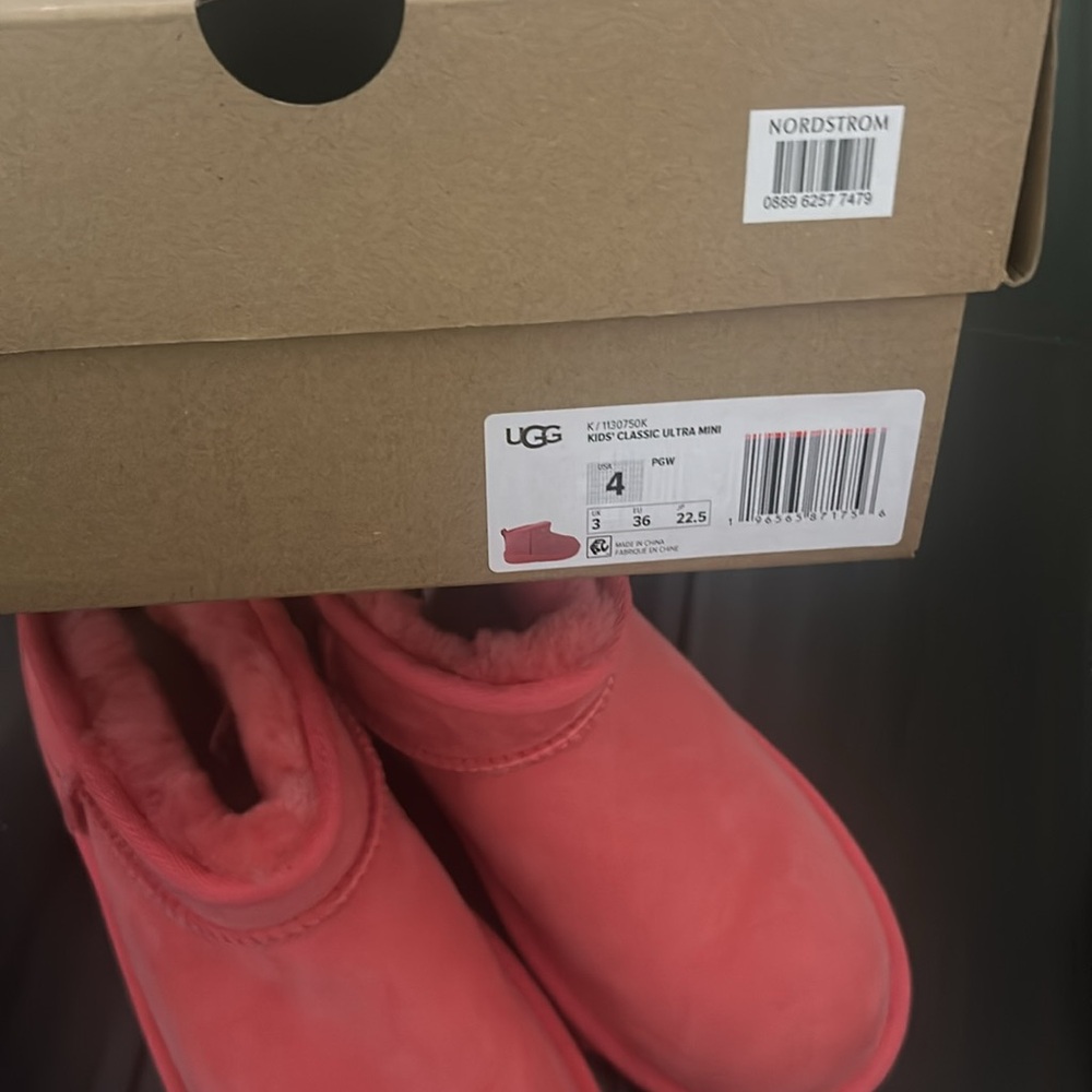 Kids Classic Ultra Mini size 4 Ugg with Box - Picture 7 of 8